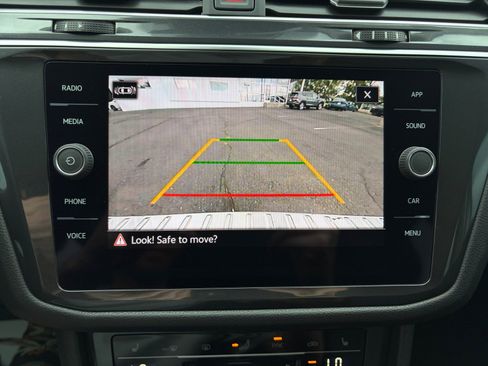 Certified 2023 Volkswagen Tiguan SE w/ Panoramic Sunroof Package AWD/4WD image 29