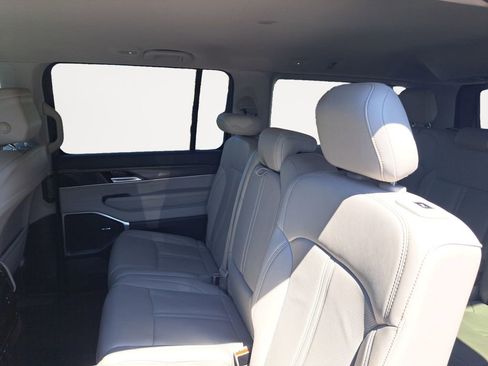 Used 2024 Jeep Wagoneer Series II w/ Flexible Seating Group image 13