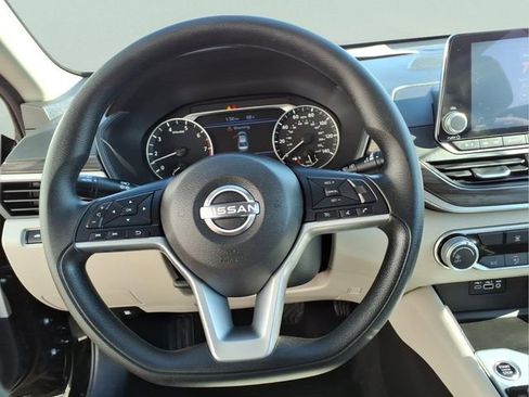 Used 2025 Nissan Altima 2.5 SV image 16