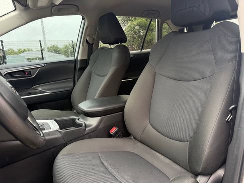 Used 2022 Toyota RAV4 LE FWD image 11