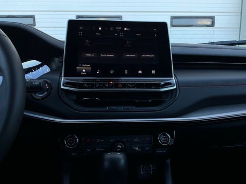 Used 2025 Jeep Compass Trailhawk image 26