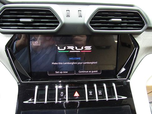 Used 2022 Lamborghini Urus AWD/4WD image 31