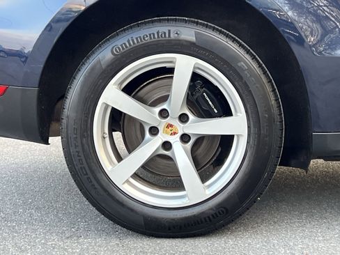 Used 2021 Porsche Macan w/ Premium Package image 10