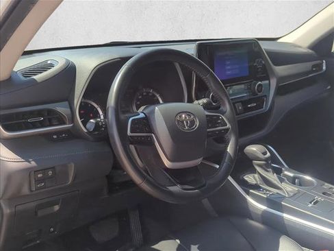 Used 2023 Toyota Highlander XLE FWD image 12