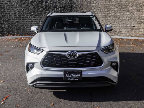 Used 2022 Toyota Highlander XLE image 3