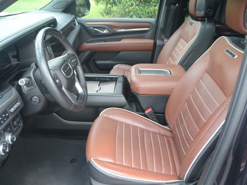 Used 2024 GMC Yukon XL Denali Ultimate AWD/4WD image 10