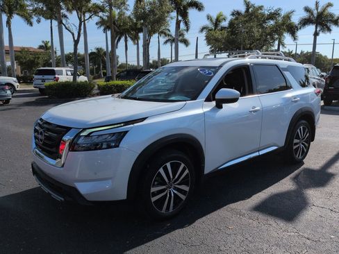 Used 2025 Nissan Pathfinder Platinum w/ Cargo Package FWD image 8