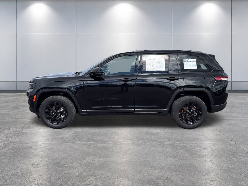 Used 2025 Jeep Grand Cherokee Altitude AWD/4WD image 2