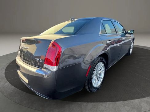Used 2017 Chrysler 300 C image 5