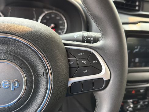 Used 2018 Jeep Renegade Latitude AWD/4WD image 15