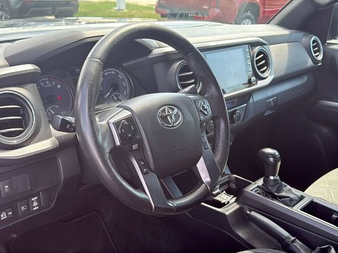 Used 2022 Toyota Tacoma TRD Off-Road w/ Technology Package AWD/4WD image 11