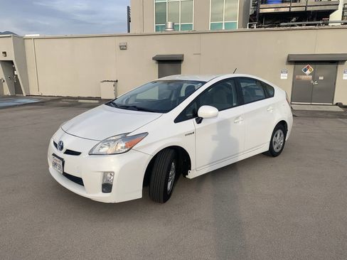 Used 2010 Toyota Prius Two FWD image 2