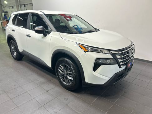 Used 2024 Nissan Rogue S AWD/4WD image 2