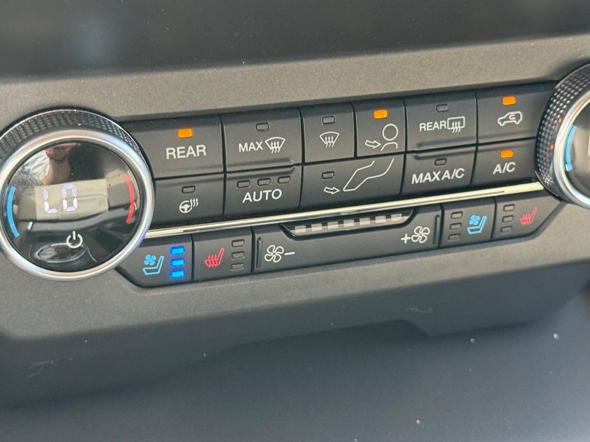 Used 2019 Ford Expedition XLT w/ Equipment Group 202A RWD image 32