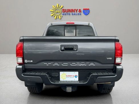 Used 2017 Toyota Tacoma TRD Sport image 6