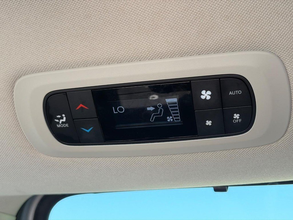Used 2024 Chrysler Pacifica Touring-L FWD image 12