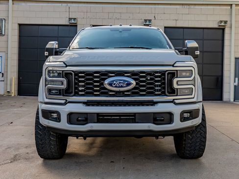 Used 2025 Ford F450 Platinum w/ FX4 Off-Road Package AWD/4WD image 2