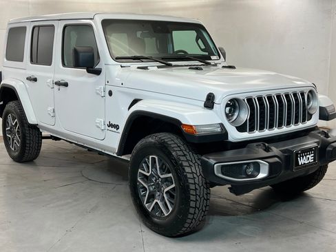 Used 2025 Jeep Wrangler Unlimited Sahara AWD/4WD image 7