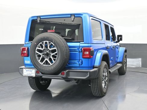 Used 2025 Jeep Wrangler Sahara AWD/4WD image 5