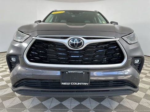 Used 2022 Toyota Highlander XLE AWD/4WD image 2
