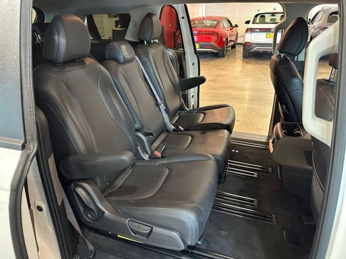 Used 2026 Kia Carnival FWD image 40