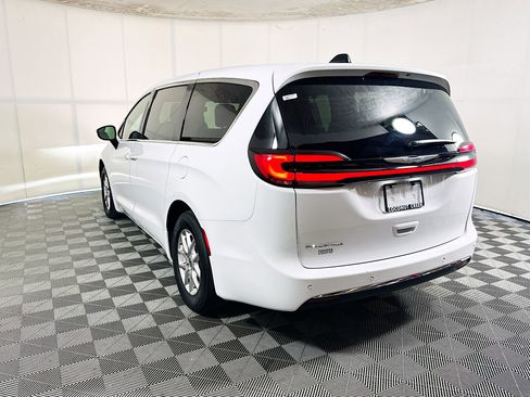 Used 2025 Chrysler Pacifica Select FWD image 5