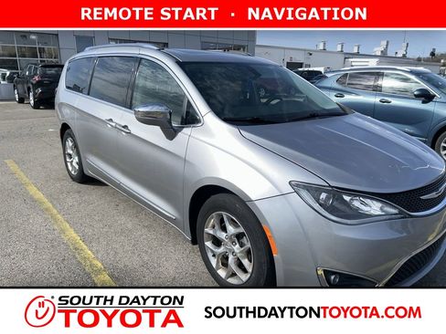 Used 2018 Chrysler Pacifica Limited image 1
