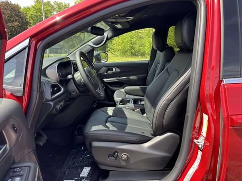 New 2027 Chrysler Pacifica Select FWD image 5