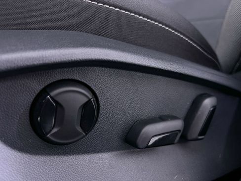 Used 2024 Volkswagen Taos SE image 14