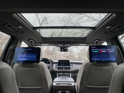 Used 2023 GMC Yukon SLT w/ SLT Premium Package image 32