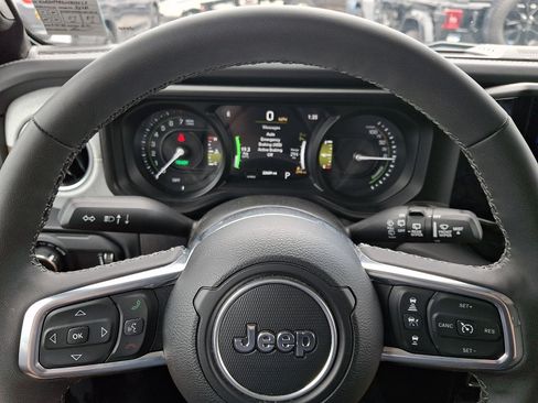 Used 2025 Jeep Wrangler Unlimited Sahara AWD/4WD image 18