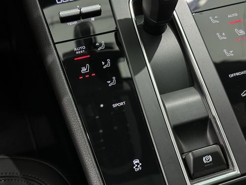 Certified 2024 Porsche Macan image 35