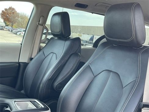 Used 2024 Chrysler Pacifica Touring-L image 23