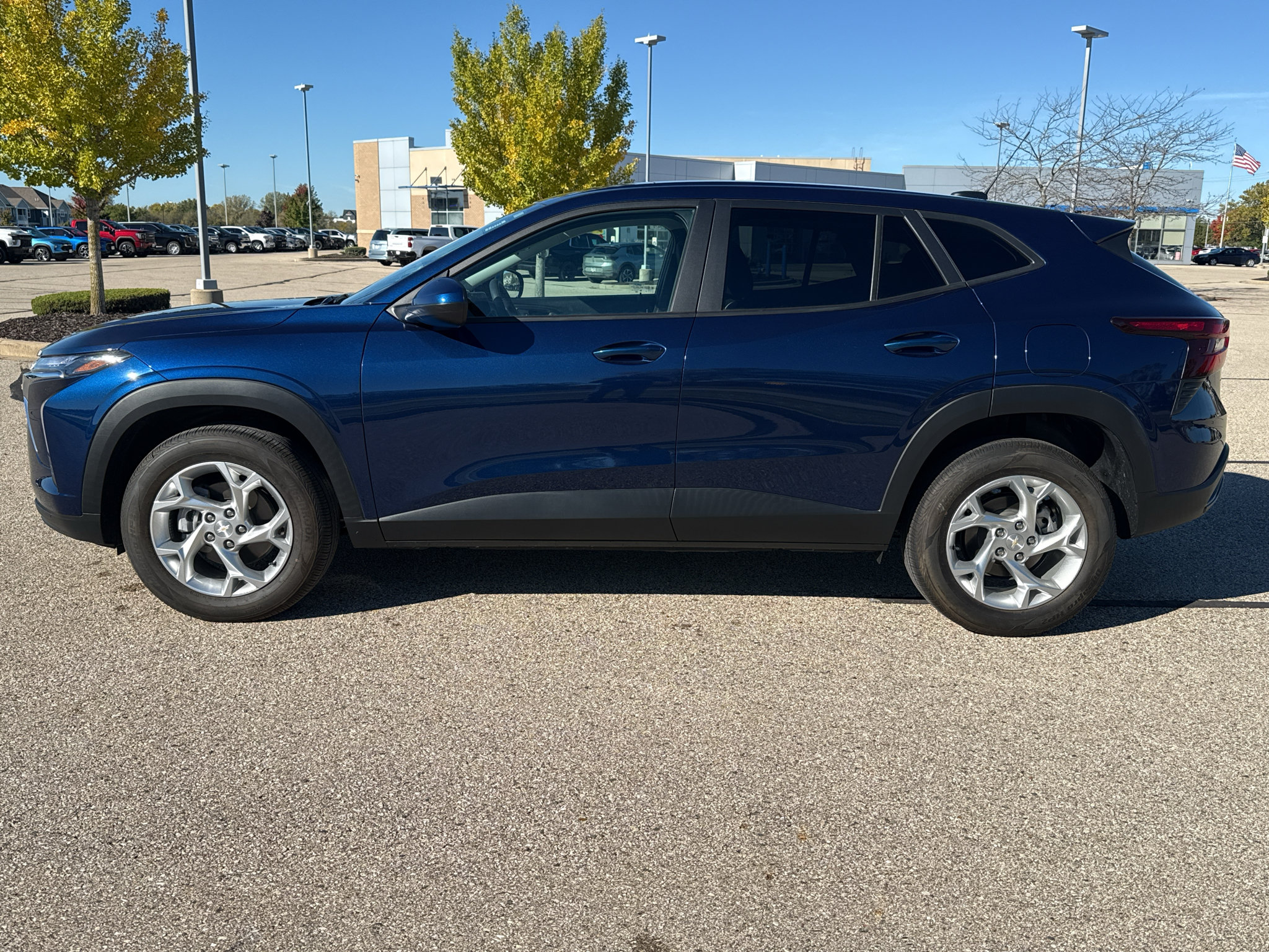 Used 2024 Chevrolet Trax LS w/ LS Convenience Package FWD image 2