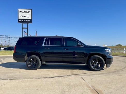 Used 2018 Chevrolet Suburban LT image 2