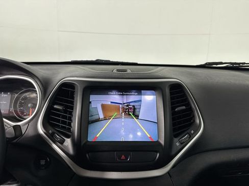 Used 2018 Jeep Cherokee Latitude Plus w/ Cold Weather Group AWD/4WD image 8