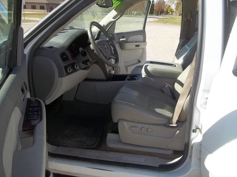 Used 2009 GMC Yukon XL SLT w/ SLT Chrome Edition image 7