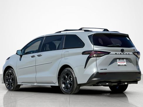 Certified 2025 Toyota Sienna XLE Woodland Edition AWD/4WD image 3