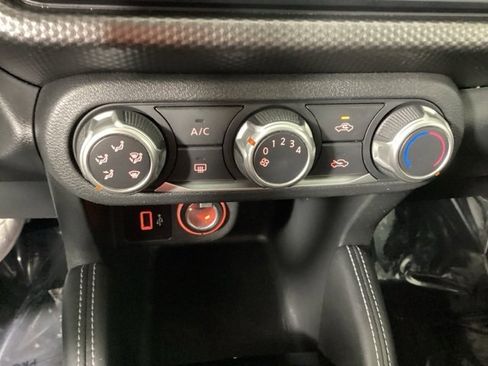 Used 2018 Nissan Kicks S image 20