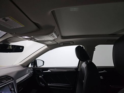 Used 2022 Volkswagen Tiguan SE w/ Panoramic Sunroof Package FWD image 12
