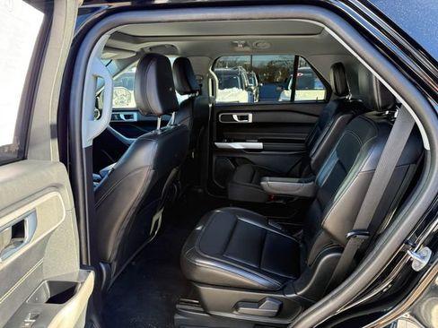 Used 2022 Ford Explorer XLT w/ Equipment Group 202A image 4