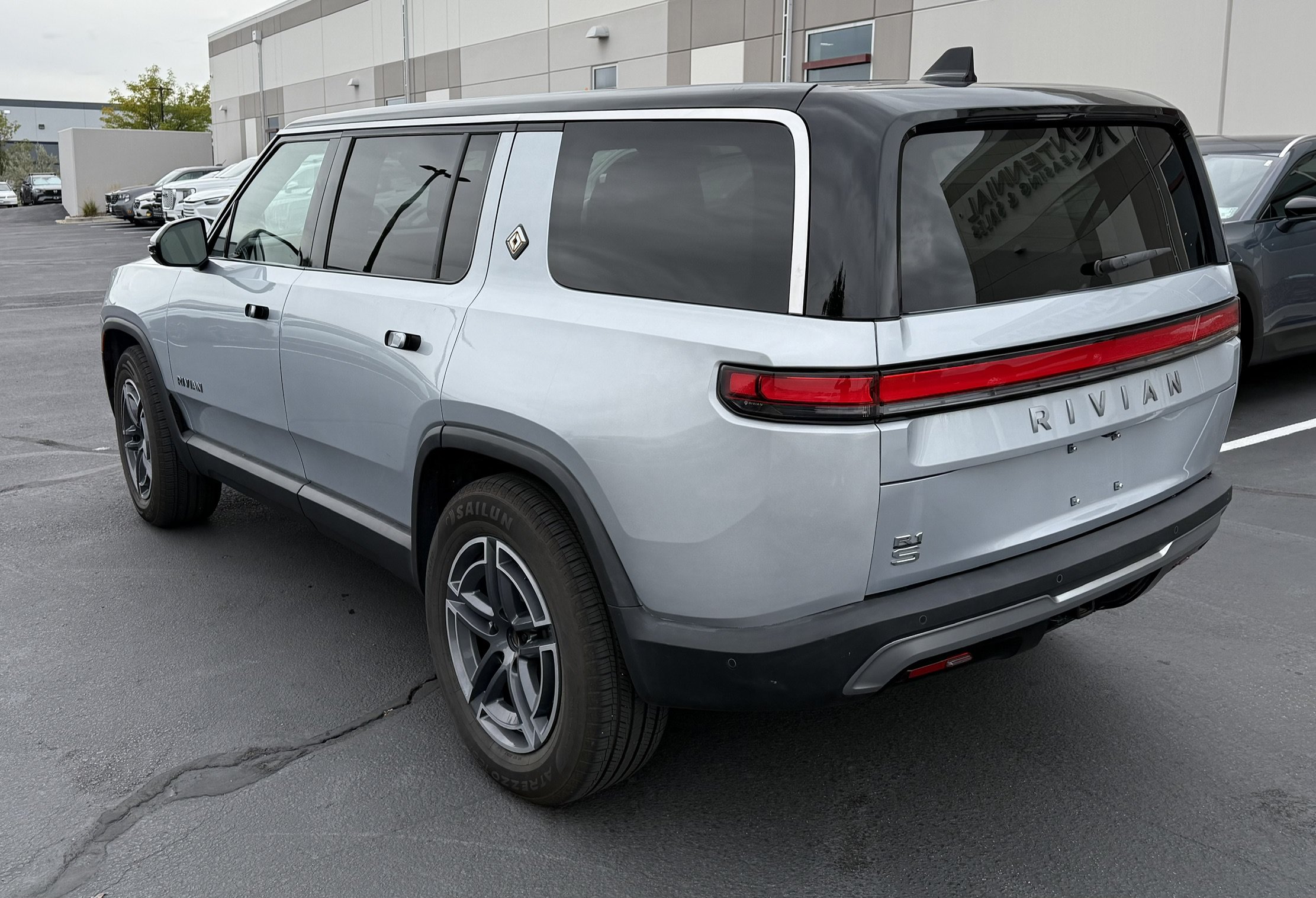 Used 2025 Rivian R1S Adventure Dual AWD/4WD image 3