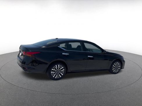 Used 2025 Nissan Altima 2.5 SV FWD image 15