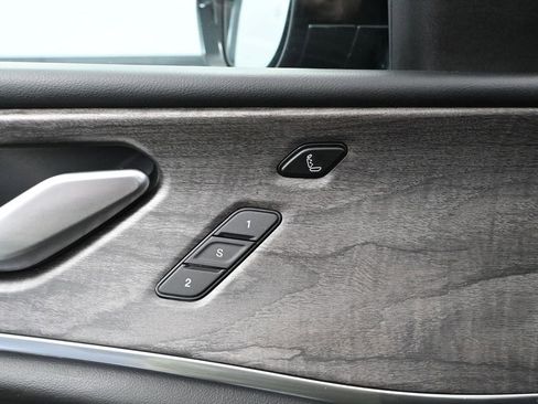 Used 2022 Jeep Grand Cherokee Overland w/ Luxury Tech Group IV image 21