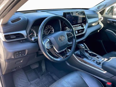 Used 2022 Toyota Highlander Platinum image 17