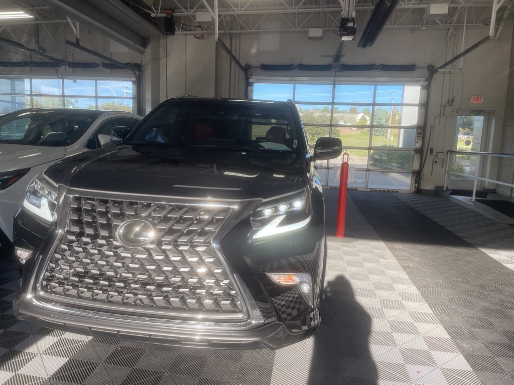 Used 2023 Lexus GX 460 Premium w/ Accessory Package AWD/4WD image 4