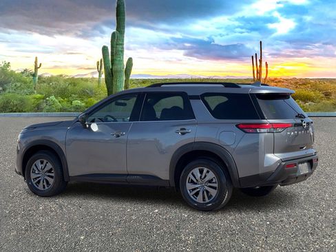 Used 2025 Nissan Pathfinder SV image 4