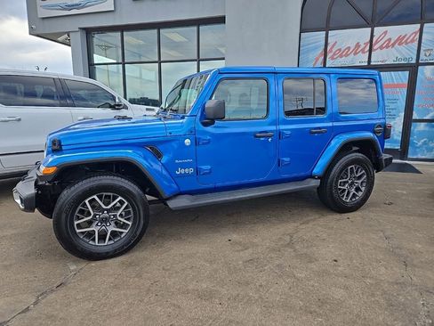 Used 2024 Jeep Wrangler Unlimited Sahara w/ Technology Group AWD/4WD image 4