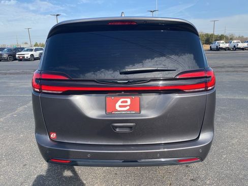 Used 2021 Chrysler Pacifica Touring-L w/ Uconnect Theater Family Group image 6