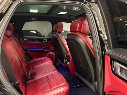 Used 2020 Porsche Cayenne S image 21